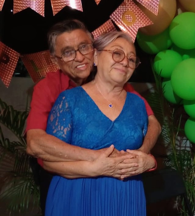 Roger y Rosy abrazados