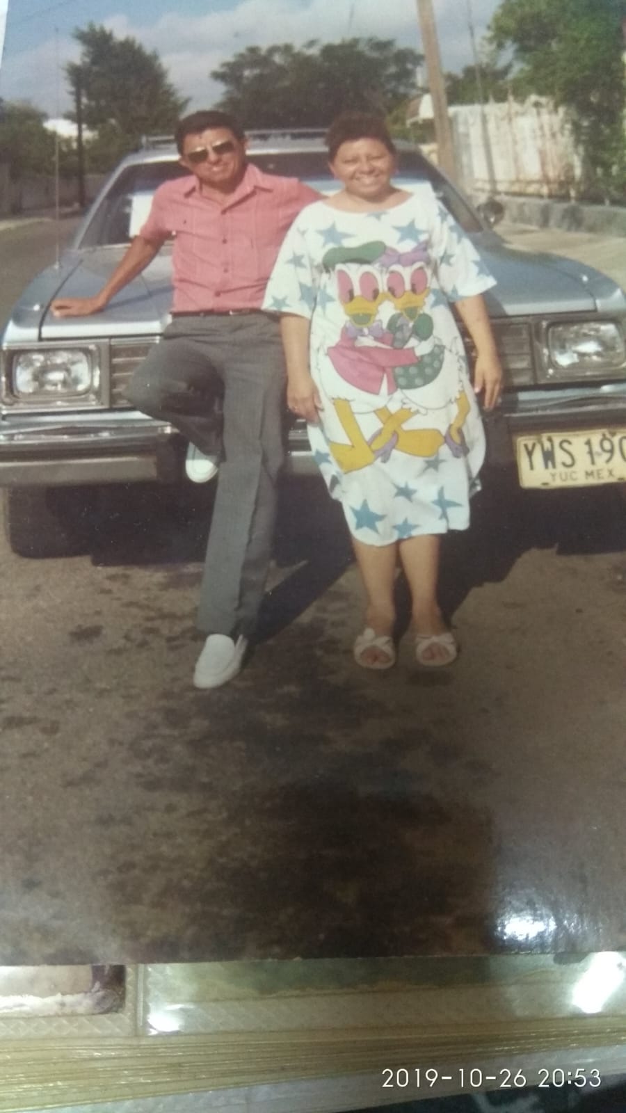 Roger y Rosy junto al carro